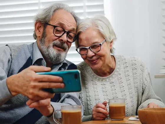 Couple-taking-their-supplements