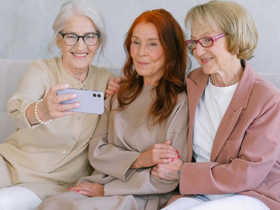 alzheimers-women-taking-pictures