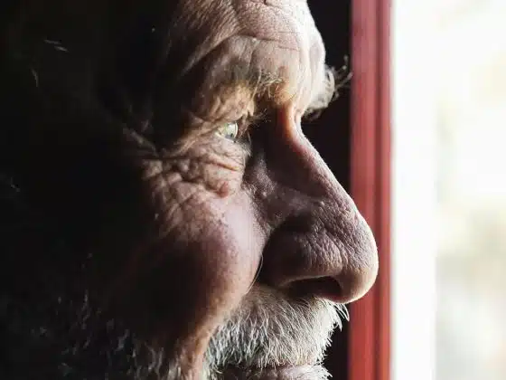 old-man-checking-eye-dementia