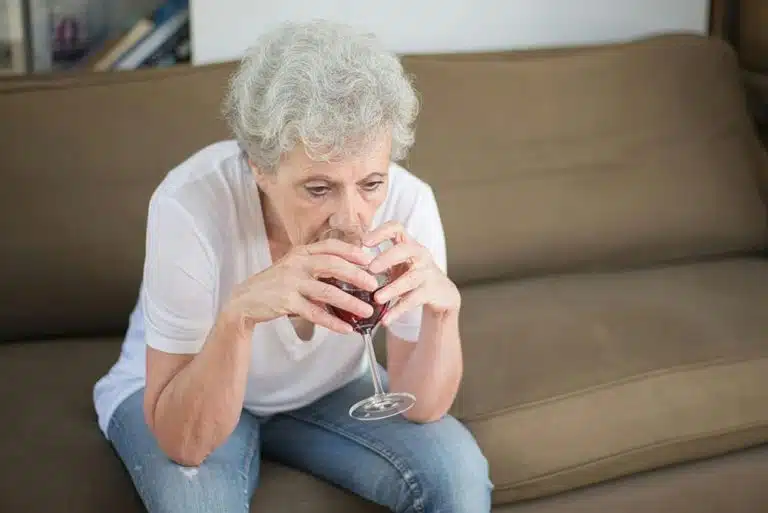 woman-drinking-alcohol-dementia