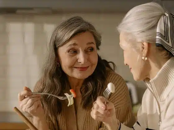 two-elderly-dementia-patients-eating
