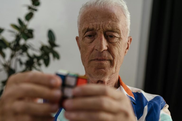 Memory Aids For Dementia (That Actually Work At Home)
